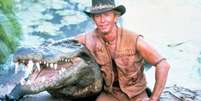 Uma foto de bastidor do filme "Crocodilo Dundee" com o ator Paul Hogan.  Foto: Divulgação/Google Play / Estadão