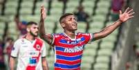 Foto: João Moura/FEC - Legenda: Hércules em ação com a camisa do Fortaleza na temporada / Jogada10