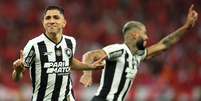 Savarino comemorando o gol contra o Inter. Foto: Vitor Silva/Botafogo / Esporte News Mundo