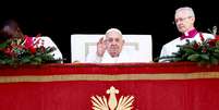 O Papa Francisco acena no dia em que faz seu tradicional discurso Urbi et Orbi de Natal para a cidade e o mundo na sacada principal da Basílica de São Pedro no Vaticano, em 25 de dezembro de 2024.   Foto: REUTERS/Yara Nardi
