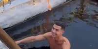 Cristiano Ronaldo leva família à Lapônia e encara piscina 'congelante' no Natal  Foto: Reprodução/Instagram/@cristiano