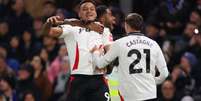  Foto: Ryan Pierse/Getty - Legenda: Muniz é celebrado logo após fazer o gol da virada do Fulham sobre o Chelsea, fora de casa / Jogada10