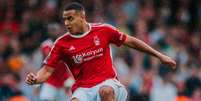  Foto: Divulgação / Nottingham Forrest - Legenda: Murillo teve mais uma atuação excelene com a camisa do Nottingham. Brasileiro sobra na zaga / Jogada10