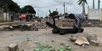 Ruas obstruídas por barricadas improvisadas em Maputo; eleições têm motivado confrontos sangrentos e já deixaram um total de 248 mortos desde outubro Foto: DW / Deutsche Welle