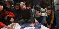 Funeral dos jornalistas mortos em ataque israelense em frente Hospital al-Awda no Campo de Refugiados de Nuseirat, na Faixa de Gaza  Foto: Eyad Baba/EYAD BABA