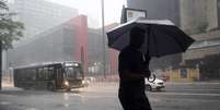 Pedestres enfrentam chuva forte na Avenida Paulista, na região centro-sul da cidade de São Paulo (SP), na tarde desta quarta-feira, 25 de dezembro de 2024.  Foto: CRIS FAGA/DRAGONFLY PRESS/ESTADÃO CONTEÚDO