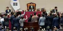 Sob protestos de governistas, Parlamento da Coreia do Sul aprovou afastamento do presidente interino  Foto: DW / Deutsche Welle