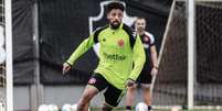 Foto: Matheus Lima/Vasco - Legenda: Paulinho vem treinando no Vasco antes da reapresentação do elenco principal / Jogada10