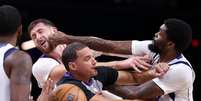 Lamentável! Jusuf Nurkic e Naji Marshall trocam socos em jogo da NBA. Foto: Chris Coduto/Getty Images / Esporte News Mundo