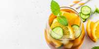 Água saborizada com laranja e pepino - Foto: Shutterstock Foto: Guia da Cozinha