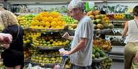 Gente como a gente: Serginho Groisman escolhendo frutas no mercado  Foto: Sala de TV