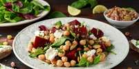 Salada de grão-de-bico com queijo e beterraba  Foto: DronG | Shutterstock / Portal EdiCase