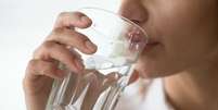 Se hidratar bem &eacute; uma das coisas mais importantes para evitar problemas com a ressaca &ndash; Shutterstock  Foto: Alto Astral