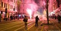 Pirotecnia lançada no meio dos trilhos do bonde em Leipzig na noite de Ano Novo: cenas como essas são comuns na noite da virada na Alemanha Foto: DW / Deutsche Welle