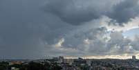 Nuvens escuras encobrem o céu na região do Campo Limpo, na zona sul de São Paulo, nesta quarta-feira, 1º de janeiro de 2025. Foto: ERIKA INOUE/MYPHOTO PRESS/ESTADÃO CONTEÚDO