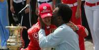 Pelé homenageia o piloto alemão Michael Schumacher, da Ferrari, antes do início da corrida do Grande Prêmio do Brasil de Fórmula 1 de 2006, no Autódromo de Interlagos, na zona sul de São Paulo Foto: Hélvio Romero/Estadão / Estadão