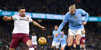  Foto: Gareth Copley/Getty Images - Legenda: Haaland completa para o gol e faz o terceiro gol do City sobre o West Ham / Jogada10