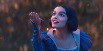 A personagem Branca de Novo, com a costumeira roupa azul, com a palma de uma mão para cima Foto: Disney / BBC News Brasil