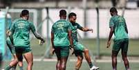 -  Foto: Lucas Merçon/Fluminense - Legenda: Elenco principal do Fluminense se reapresenta nesta quarta-feira (8) no CT Carlos Castilho / Jogada10