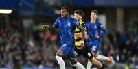  Foto: Mike Hewitt/Getty Images - Legenda: Carney Chukwuemeka em ação com a camisa do Chelsea / Jogada10