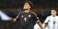  Foto: Daniel Jayo/Getty Images - Legenda: Paolo Guerrero em ação contra a Argentina pelas Eliminatórias / Jogada10