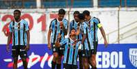 ANGELO PIERETTI/GRÊMIO FBPA - Legenda: Jogadores do Grêmio comemoram gol da partida Foto: Jogada10