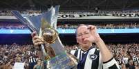 Vitor Silva/Botafogo. - Legenda: John Textor com a taça do Campeonato Brasileiro  Foto: Jogada10