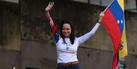 María Corina Machado compareceu às manifestações na véspera da posse de Maduro, depois de permanecer meses na clandestinidade  Foto: Getty Images / BBC News Brasil