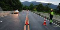 Após interdição, Rodovia Mogi-Bertioga é liberada no esquema ‘Pare e Siga’.  Foto: Divulgação/CNL / Estadão