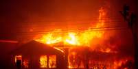 Um bombeiro combate incêndiobet365 login cassinovendaval no Oeste de Los Angeles, Califórnia, Estados Unidos (8/2/2025)  Foto: REUTERS/Ringo Chiu