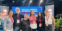 Os integrantes da comitiva do PT na Venezuela: Vera Lúcia Barbosa (a primeira da esquerda para a direita), Monica Valente (a terceira da esquerda para a direita) e Camila Moreno (a quinta da esquerda para a direita)  Foto: @ForodeSaoPaulo via X (antigo Twitter) / Estadão