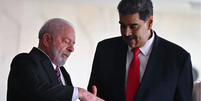 Lula e Maduro mantinham relações amistosas até meados de 2024. Governo da Venezuela vem criticando o Brasil por contestar resultado das eleições  Foto: EPA / BBC News Brasil