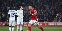  Foto: Shaun Botterill/Getty Images - Legenda: Sosa comemora o segundo gol do Nottingham, que eliminou o Luton Town na Copa da Inglaterra / Jogada10