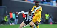  Foto: Alessandro Sabattini/Getty Images) - Legenda: Atalanta (de amarelo) pena para segurar o emoateesportiva bet spaceman0 a 0 diante da Udinese, peloItaliano / Jogada10