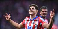  Foto: Denis Doyle/Getty Images - Legenda: Julian Álvarez não esconde a alagria após fazer o gol da vitória do Atlético de Madrid sobre o Osasuna / Jogada10