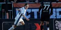  Foto: Timothy Rogers/Getty Images - Legenda: Darmina comemora o seu gol, que definiuo 1 a 0 da Inter de Milão sobre o Venezia / Jogada10