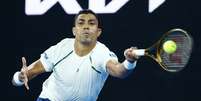 O brasileiro Thiago Monteiro em a&ccedil;&atilde;o durante sua partida da primeira rodada contra o japon&ecirc;s Kei Nishikori   Foto: REUTERS/Kim Kyung-Hoon