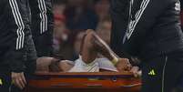 Gabriel Jesus, do Arsenal, é levado em uma maca após sofrer uma lesão   Foto: Action Images via Reuters/Andrew Couldridge