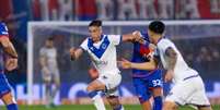 Foto: Divulgação / Vélez Sarsfield - Legenda: Valentin Gómezjogo da loteria pela internetação com a camisa do Vélez Sarsfield, da Argentina / Jogada10