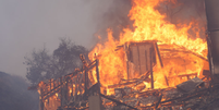 Casa em chamas em Mandeville Canyon, Los Angeles, na Califórnia  Foto:  Lokman Vural Elibol/Anadolu via Getty Images