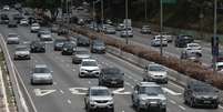 Movimentação de veículos na Avenida 23 de Maio, zona sul da capital paulista, próximo ao Ibirapuera neste domingo (12). Suspenso desde o dia 23 de dezembro do ano passado, o Rodízio Municipal de Veículos voltará efetivamente em São Paulo nesta segunda-feira, 13. O período de suspensão se encerrou na sexta-feira, 10, mas, por conta do fim de semana, a regra volta a ser aplicada no primeiro dia útil da semana.  Foto: RENATO S. CERQUEIRA/ATO PRESS/ESTADÃO CONTEÚDO