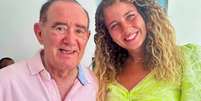 Debby Lagranha publicou algumas imagens ao lado de Renato Aragão, em comemoração ao seu aniversário de 90 anos.  Foto: Reprodução, Instagram @debbylagranha / Purepeople