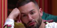 'Está se achando o vilão': Diego Hypólito entra em crise após ser chamado de 'mentiroso' ao vivo e leva toque de sister no 'BBB 25'.  Foto: Reprodução, TV Globo / Purepeople