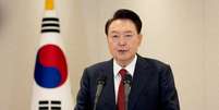 O presidente sul-coreano Yoon Suk Yeol faz um discurso à nação no Gabinete Presidencial em Seul, Coreia do Sul, em 12 de dezembro de 2024.  Foto: Gabinete Presidencial/Divulgação via REUTERS 