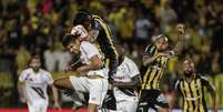  Foto: Lucas Merçon/Fluminense - Legenda: João Neto, atacante do Fluminense, na disputa pela bola / Jogada10