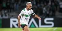 Rafinha, novamente em campo pelo Coritiba. Foto: JP Pacheco/CFC / Esporte News Mundo