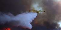 Avião despeja água em um dos incêndios na área de Los Angeles em janeiro de 2025. A água salgada corrói os equipamentos de combate a incêndios e pode prejudicar os ecossistemas Brian van der Brug / Los Angeles Times via Getty Images  Foto: The Conversation