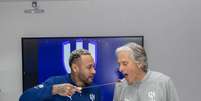 Neymar dá bolo na boca de Jorge Jesus em homenagem ao técnico na Arábia Saudita  Foto: Divulgação/Instagram @alhilal / Estadão