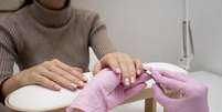 Mulher fazendo as unhas na manicure.  Foto: Freepik