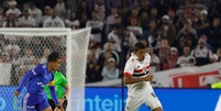 Luiz Gustavo se machuca nos EUA e vira baixa no São Paulo para início do Paulistão Foto: Rubens Chiri/São Paulo